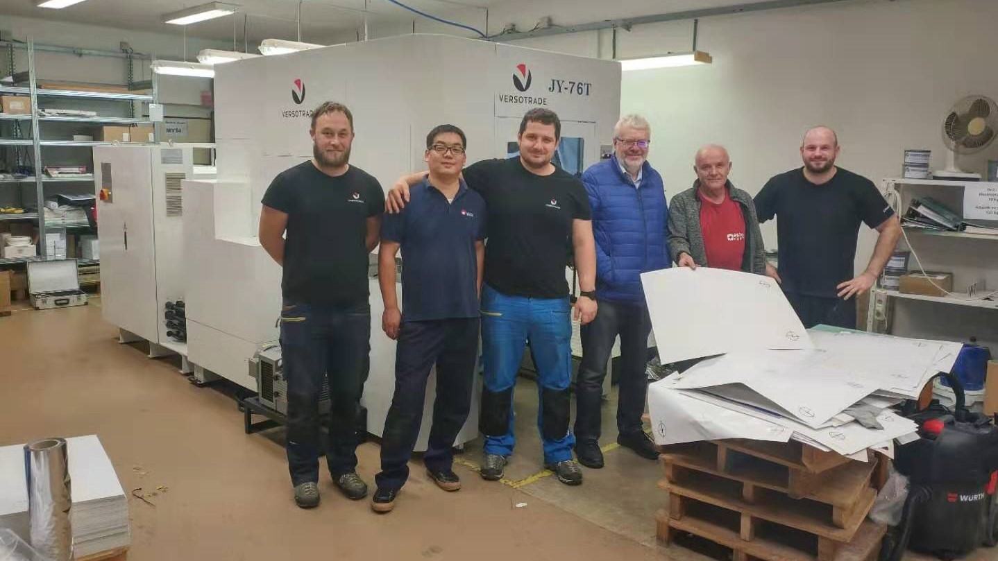 Další stroj na výsek a horkou ražbu v České republice nainstalován naší firmou
