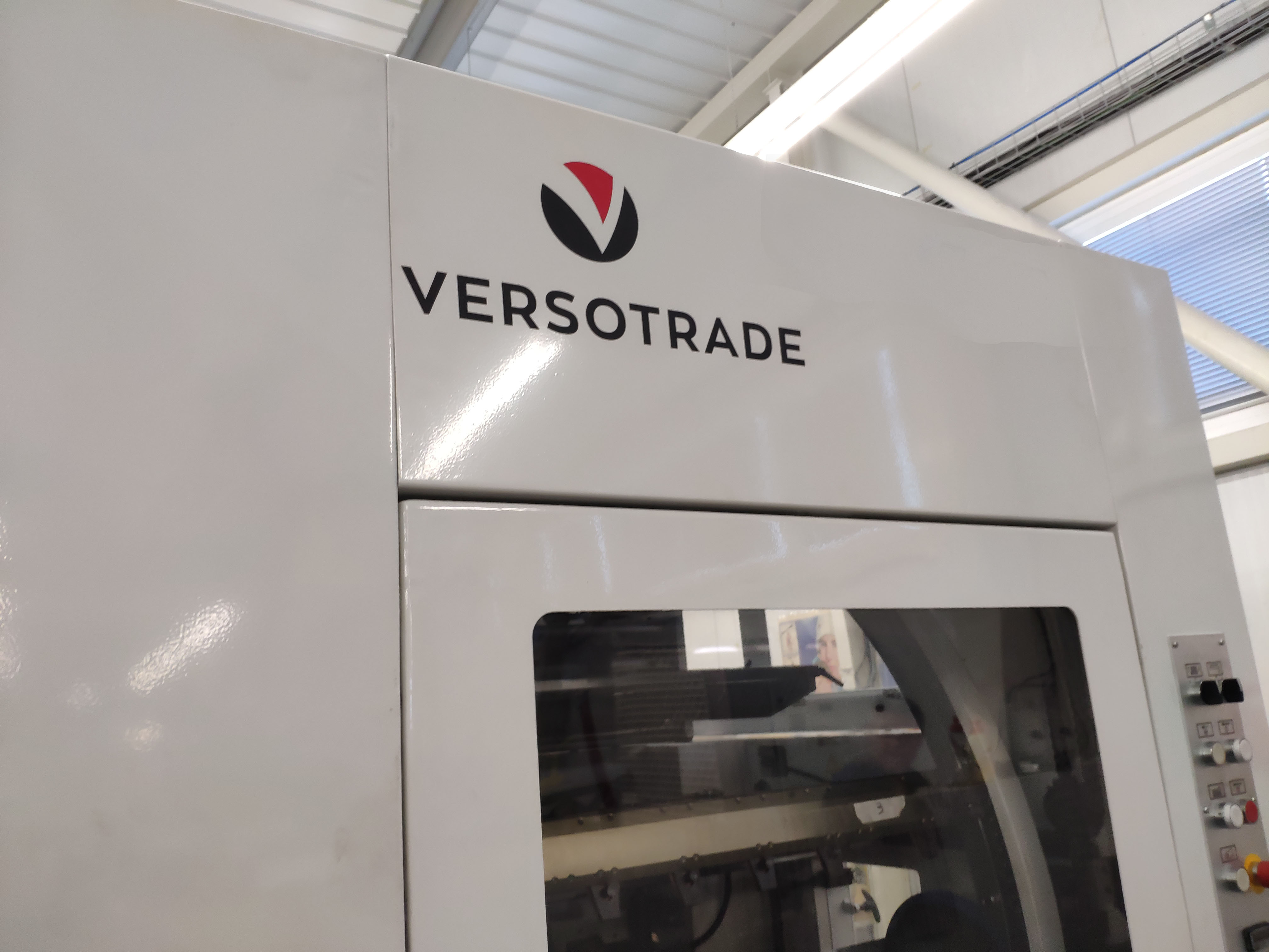 Instalace automatického výseku s horkou ražbou Versotrade