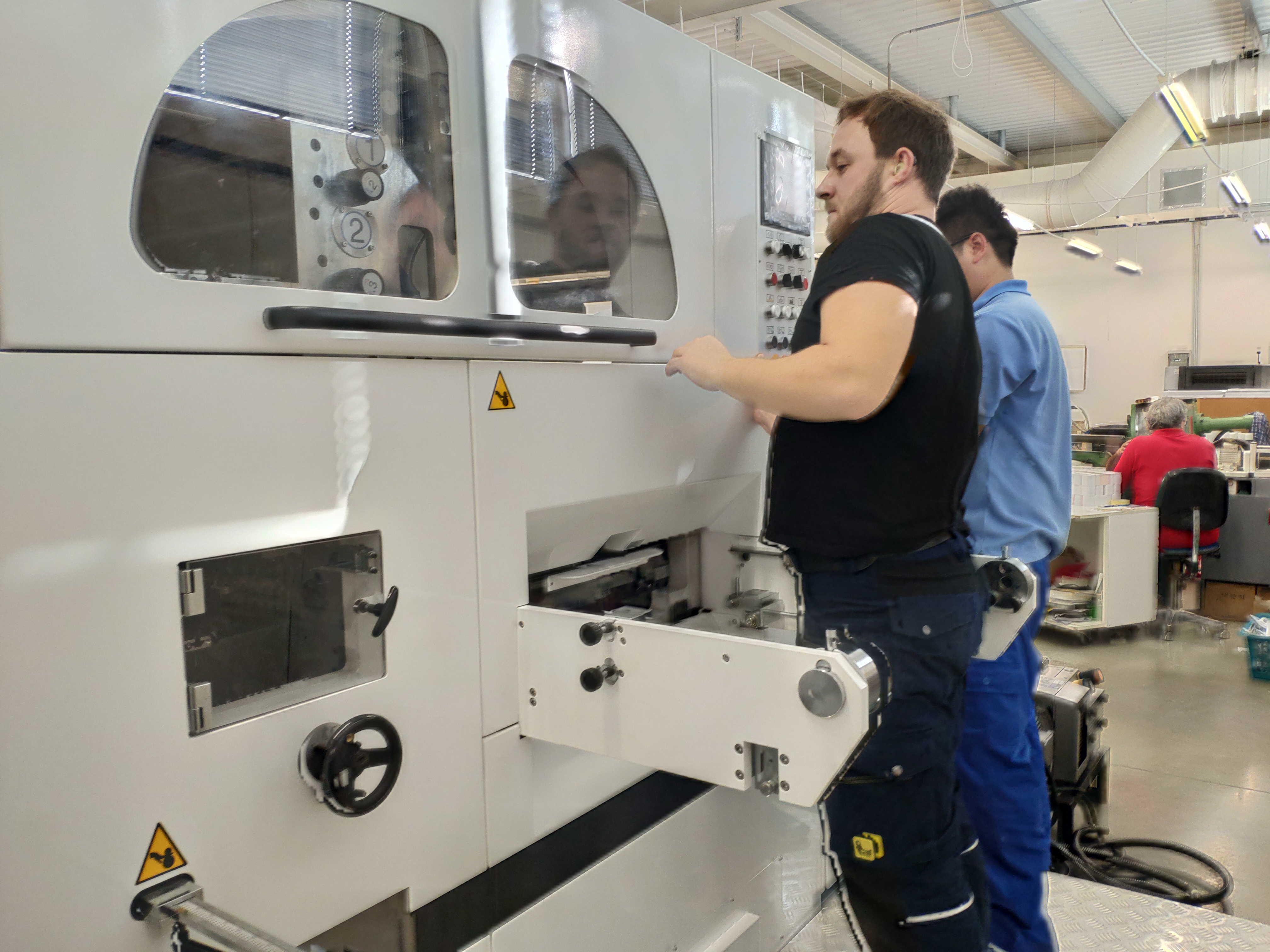 Instalace automatického výseku s horkou ražbou Versotrade