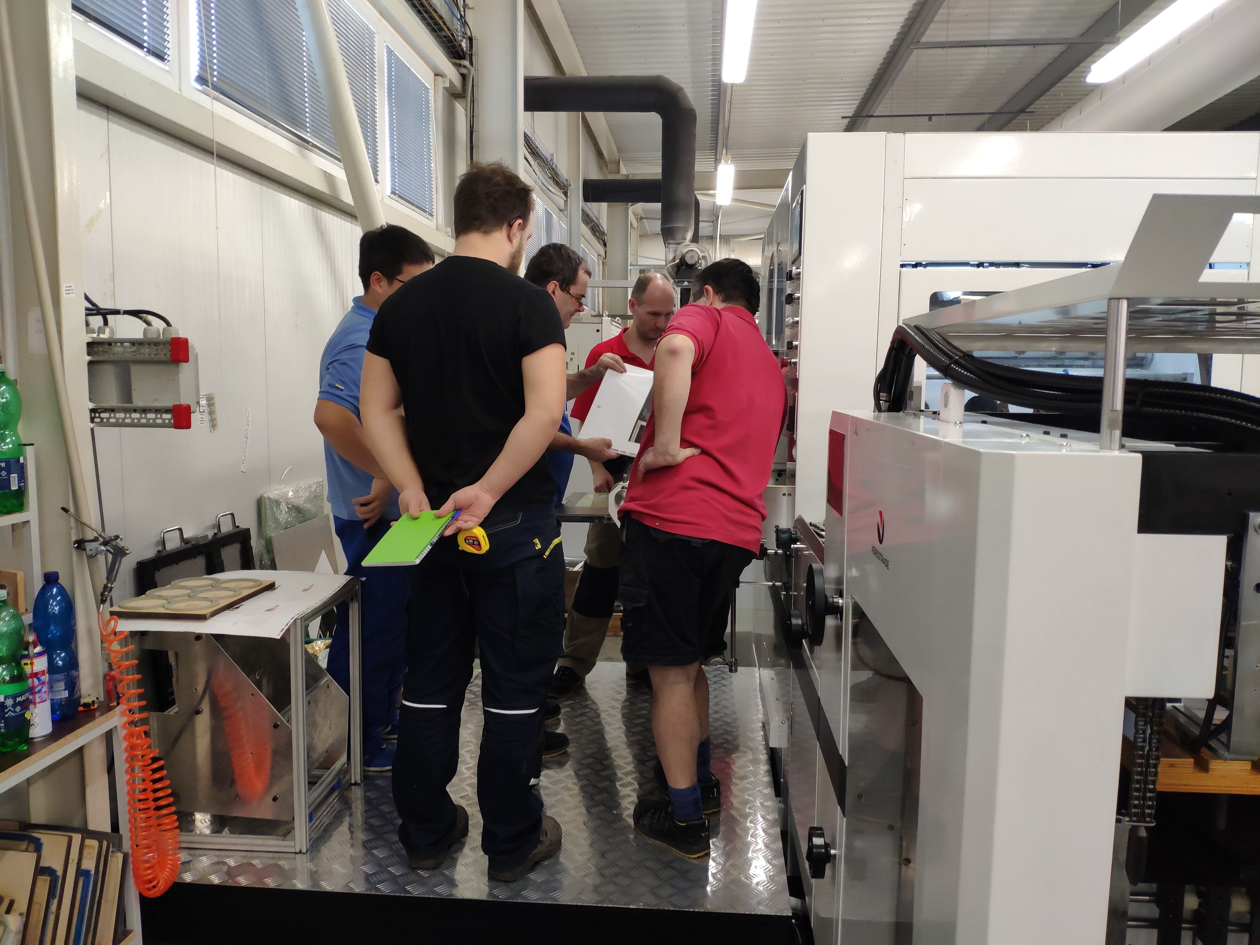 Instalace automatického výseku s horkou ražbou Versotrade