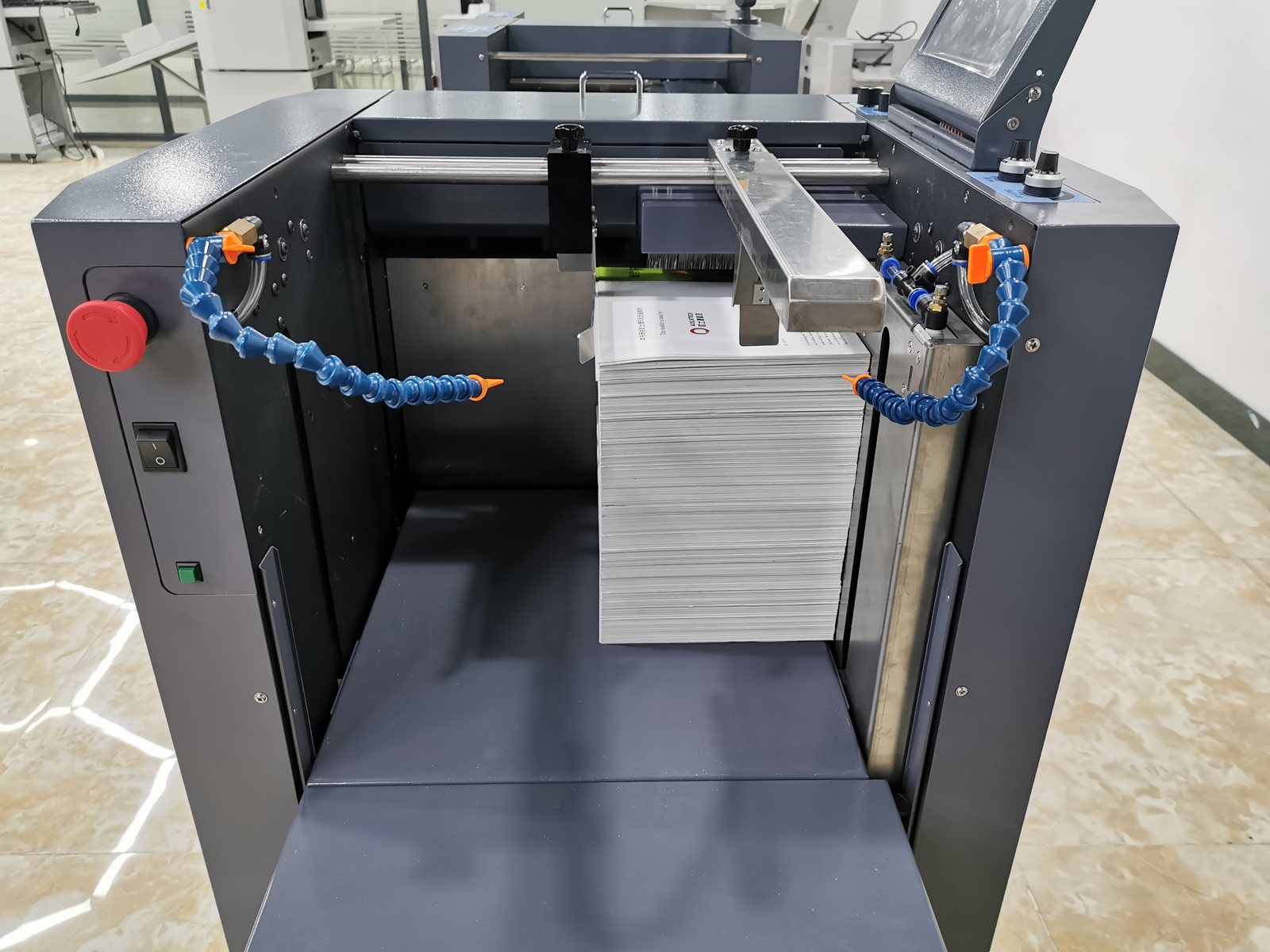 Automatický bigovací a perforovací stroj Aeolus 375 + 375B – foto 6