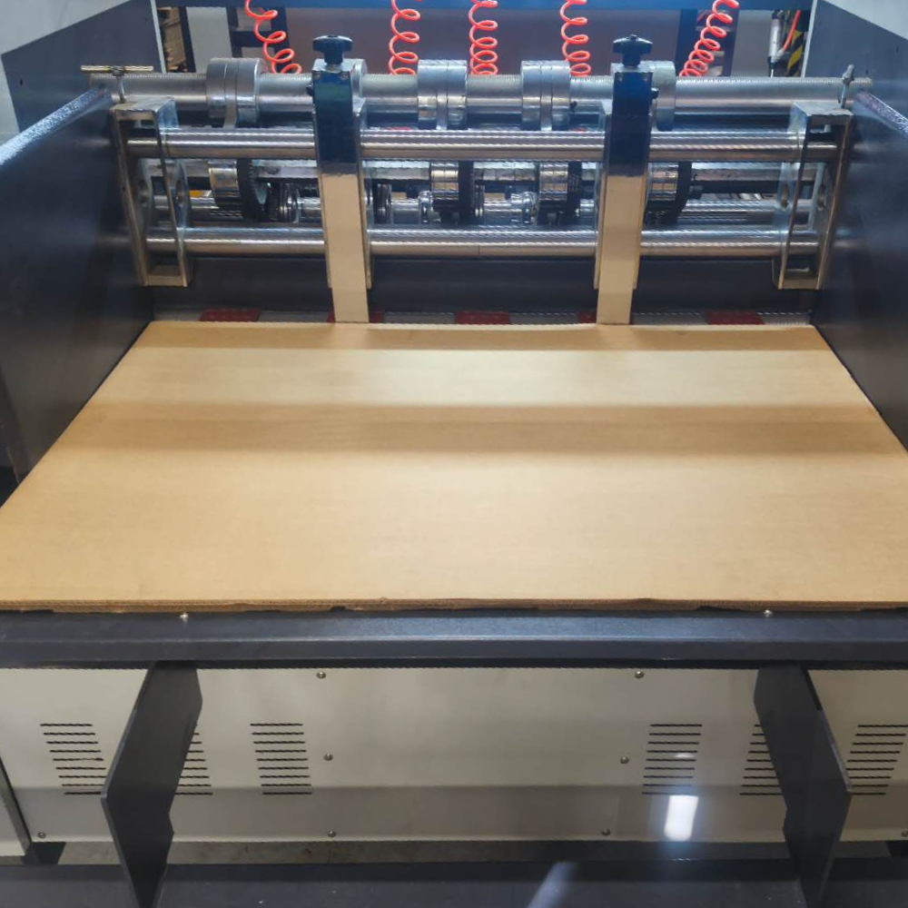 Kruhové nůžky na lepenku s automatickým podáváním – foto 2